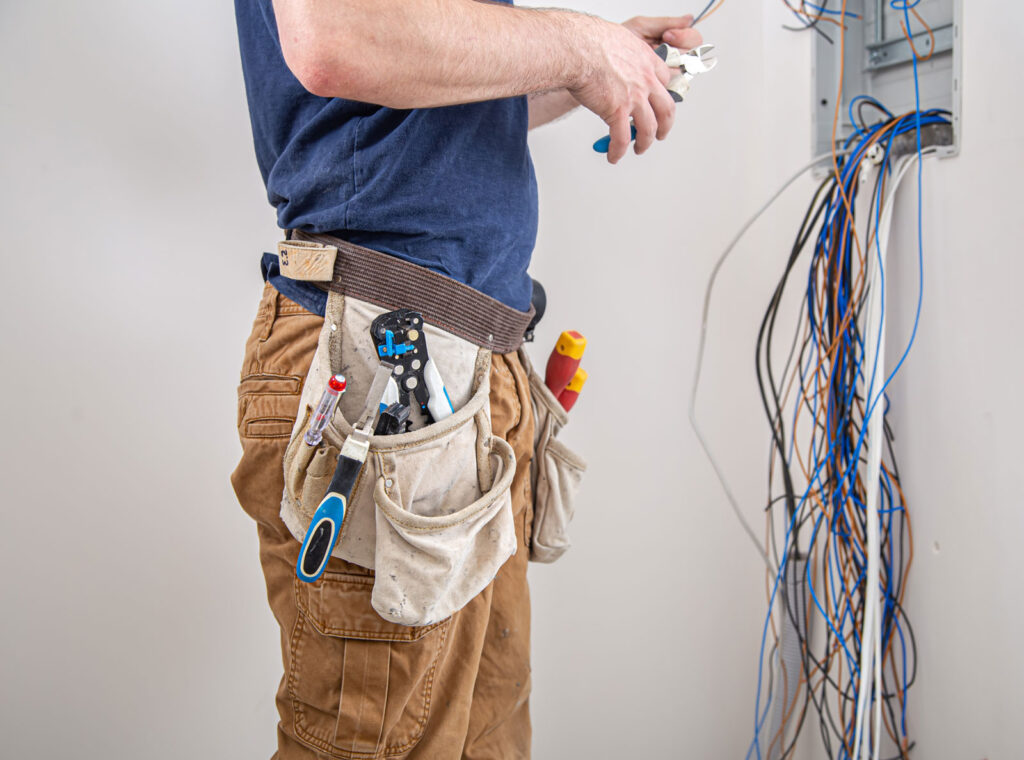 electricista arreglando un cableado